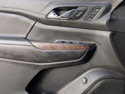 Used 2021 GMC Acadia Denali w/ Denali Technology Package image 13