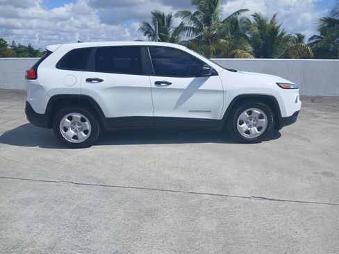 Used 2014 Jeep Cherokee Sport image 4