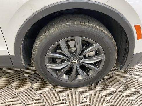 Used 2022 Volkswagen Tiguan SE image 2