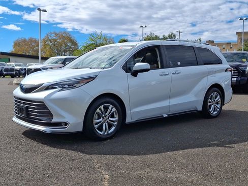Certified 2023 Toyota Sienna Platinum image 3