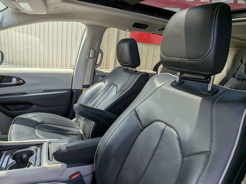 Used 2024 Chrysler Pacifica Limited image 12
