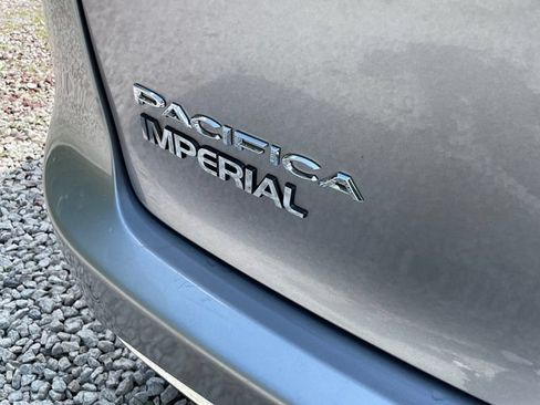 Used 2021 Chrysler Pacifica Touring-L FWD image 13