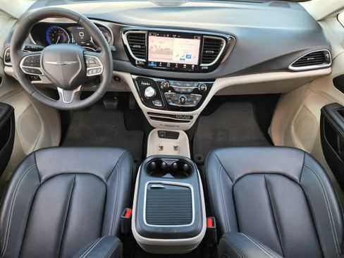 Used 2024 Chrysler Pacifica Touring-L FWD image 25