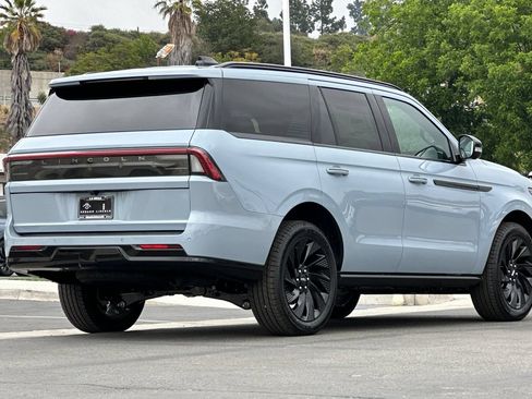 New 2026 Lincoln Navigator Reserve w/ Jet Appearance Package AWD/4WD image 3