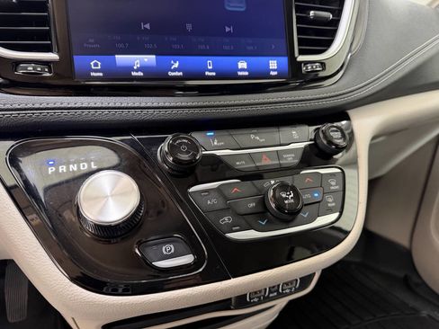 Used 2023 Chrysler Pacifica Touring-L FWD image 13