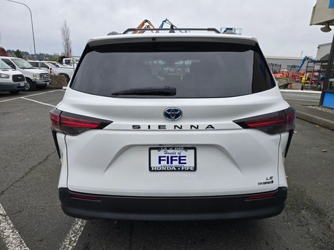 Used 2021 Toyota Sienna LE image 4