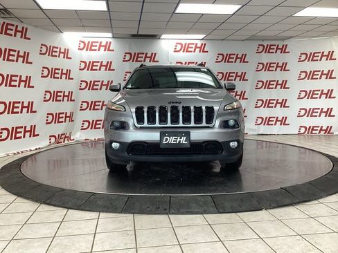 Used 2016 Jeep Cherokee Latitude w/ Comfort/Convenience Group AWD/4WD image 2