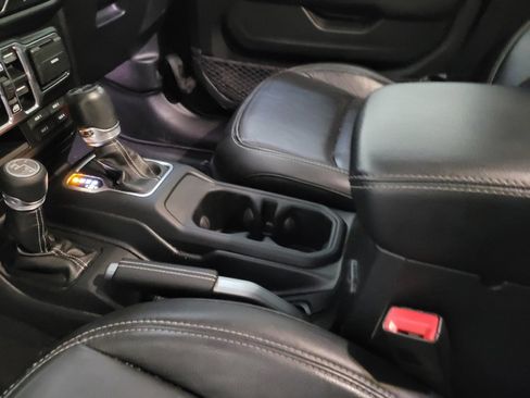 Used 2019 Jeep Wrangler Unlimited Sahara AWD/4WD image 26