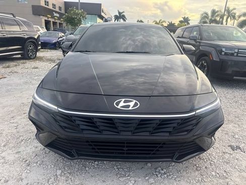 Used 2025 Hyundai Elantra Sport FWD image 2