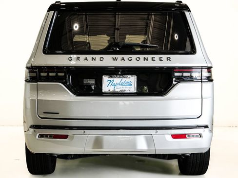 Used 2022 Jeep Grand Wagoneer Series II AWD/4WD image 6