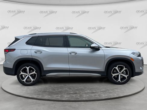 Certified 2025 Volkswagen Tiguan SE AWD/4WD image 10