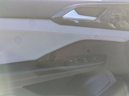 Used 2022 Volkswagen Taos SEL w/ Panoramic Sunroof Package image 10