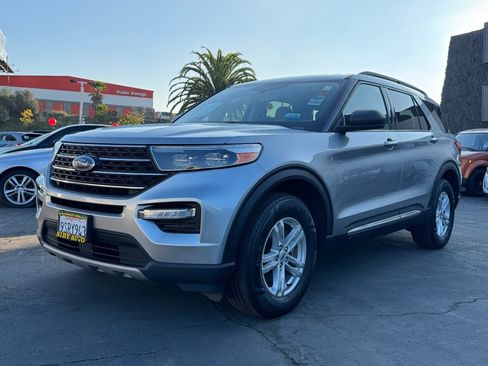 Used 2023 Ford Explorer XLT w/ Equipment Group 202A AWD/4WD image 3