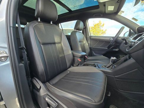 Used 2022 Volkswagen Tiguan SE R-Line image 11