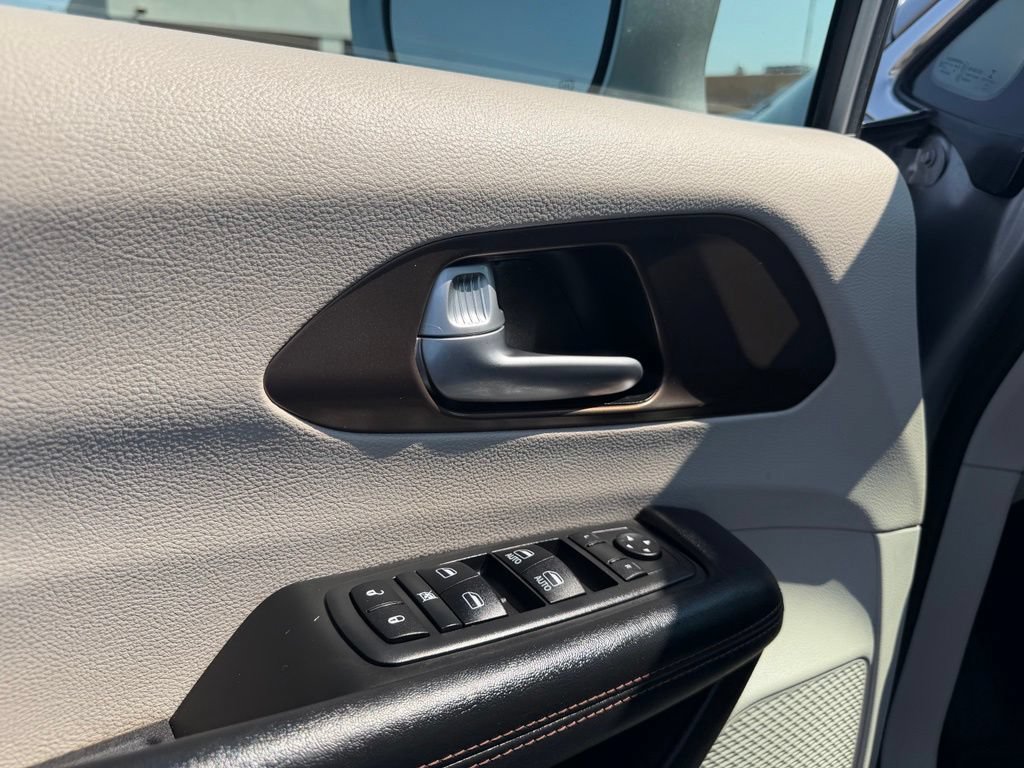 Used 2018 Chrysler Pacifica Touring-L w/ Tire & Wheel Group FWD image 25