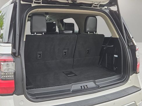 Used 2019 Ford Expedition Platinum RWD image 9