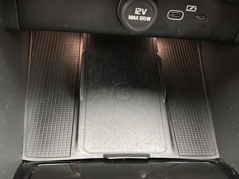 Used 2023 Volvo XC40 Recharge Plus AWD/4WD image 21