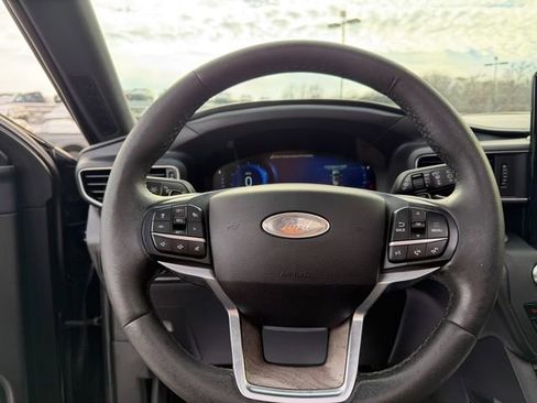 Used 2020 Ford Explorer Platinum w/ Premium Technology Package image 34
