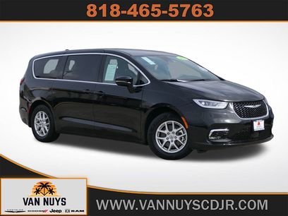 Used 2025 Chrysler Pacifica Select