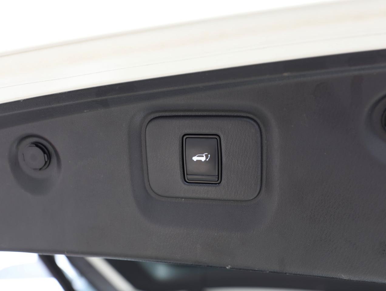 Used 2017 Nissan Pathfinder SL FWD image 12