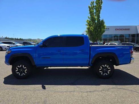 Used 2020 Toyota Tacoma TRD Off-Road w/ Blackout Package AWD/4WD image 2