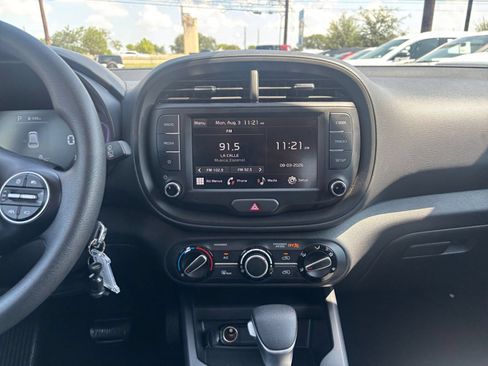 Used 2025 Kia Soul LX w/ LX Technology Package FWD image 17