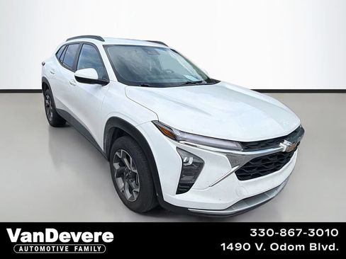 Used 2025 Chevrolet Trax LT w/ Driver Confidence Package FWD image 1