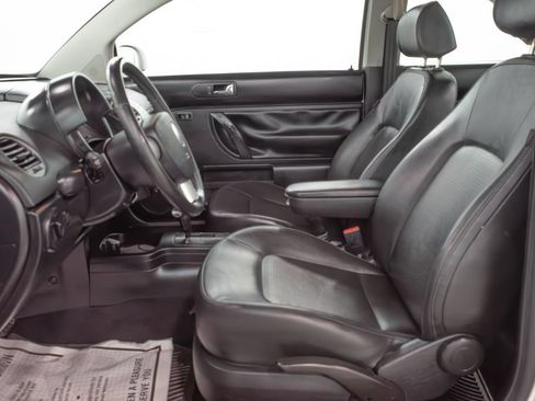 Used 2010 Volkswagen Beetle Coupe FWD image 6
