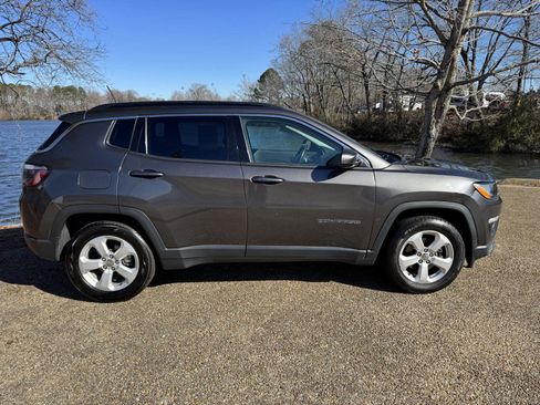 Used 2018 Jeep Compass Latitude image 3