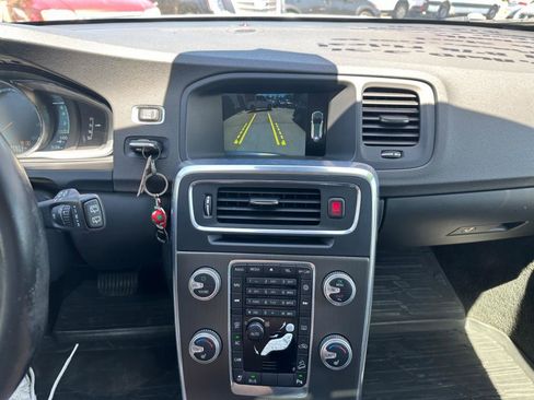 Used 2016 Volvo V60 T5 Cross Country image 7