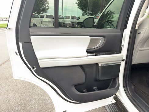 Used 2025 Ford Expedition Platinum AWD/4WD image 15
