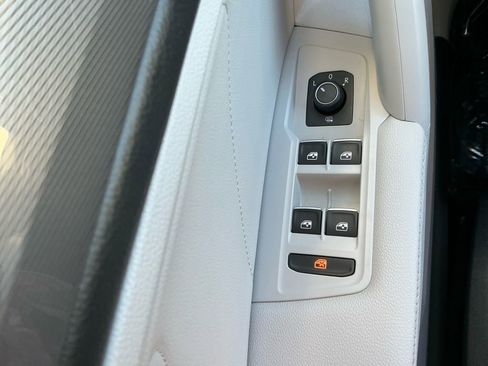 Used 2022 Volkswagen Tiguan SE w/ Panoramic Sunroof Package image 24