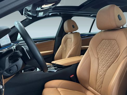 Certified 2023 BMW 530e w/ Convenience Package image 22