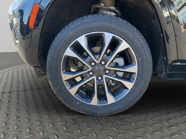 Used 2023 Jeep Grand Cherokee Overland w/ Luxury Tech Group IV AWD/4WD image 27