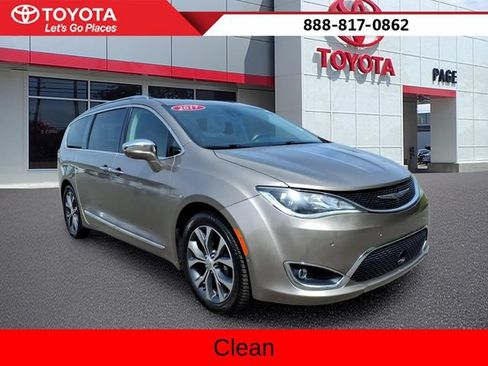Used 2017 Chrysler Pacifica Limited FWD image 1
