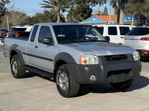 Used 2002 Nissan Frontier XE image 2