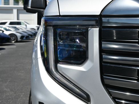 Used 2022 GMC Sierra 1500 AT4 w/ AT4 Preferred Package AWD/4WD image 6