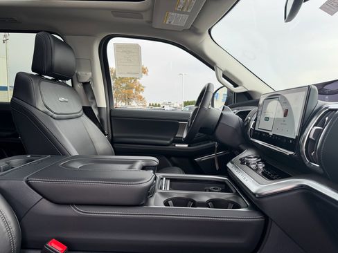 New 2025 Ford Expedition Max Platinum w/ Driver's Package image 17