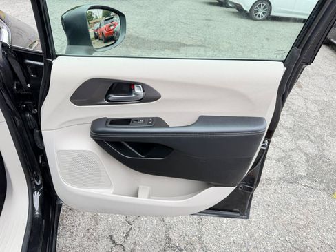 Used 2023 Chrysler Pacifica Touring-L FWD image 54