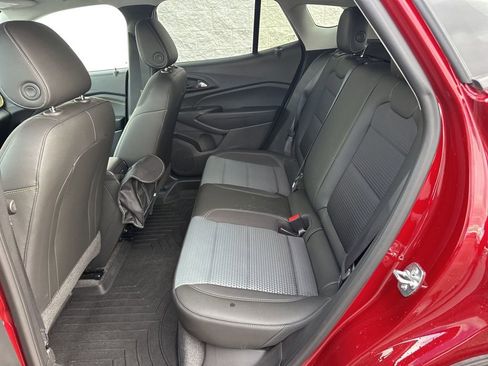 Used 2025 Chevrolet Trax LT w/ Driver Confidence Package image 8