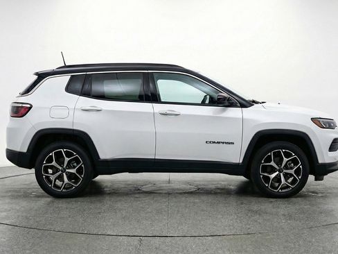 Used 2025 Jeep Compass Limited image 11