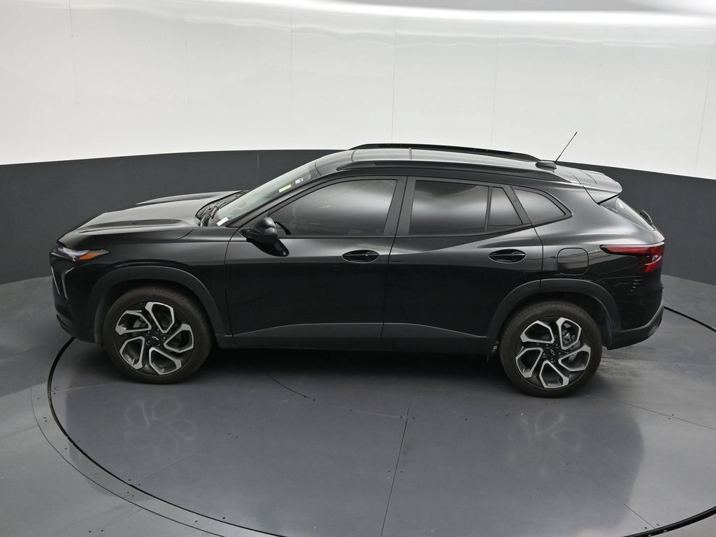 Used 2025 Chevrolet Trax RS w/ Sunroof Package FWD image 17