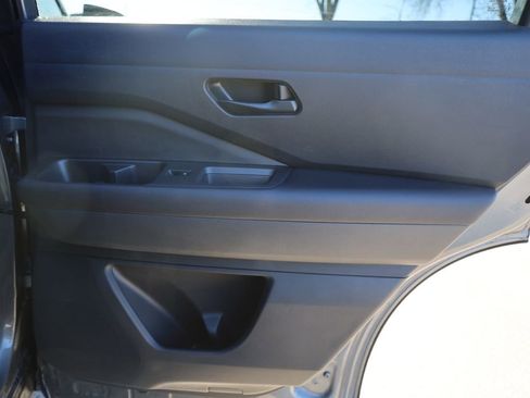 Used 2025 Nissan Pathfinder SV image 17