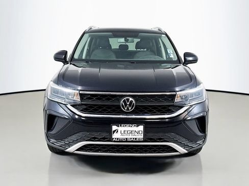 Used 2022 Volkswagen Taos SE w/ Panoramic Sunroof Package FWD image 2