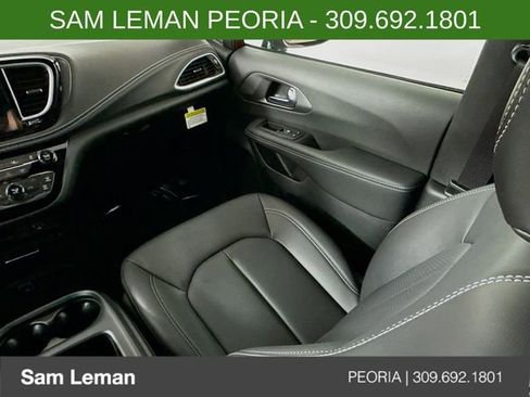 New 2026 Chrysler Pacifica Select FWD image 22