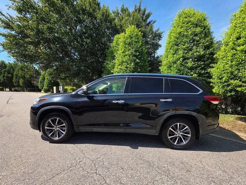 Used 2019 Toyota Highlander XLE AWD/4WD image 2