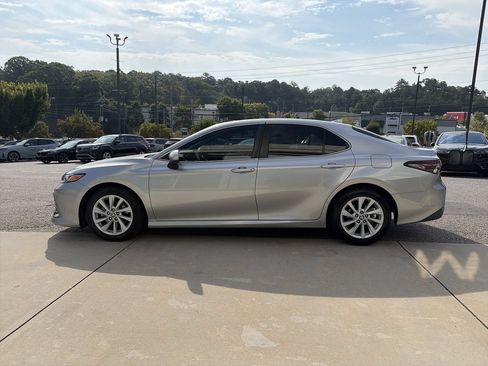 Used 2022 Toyota Camry LE FWD image 5