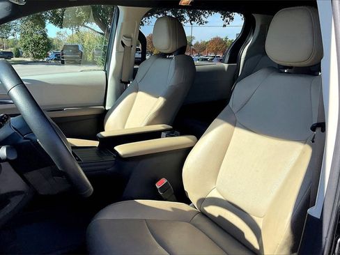 Used 2024 Toyota Sienna XLE image 30