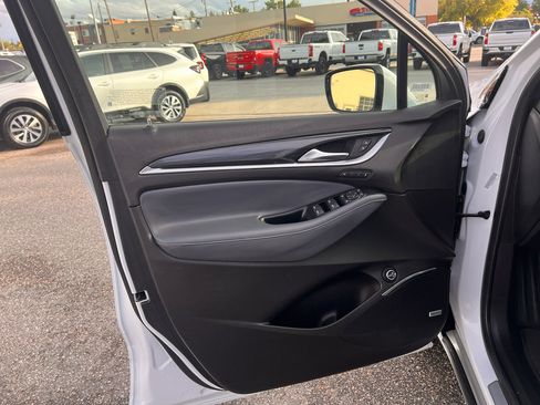 Used 2024 Buick Enclave Premium image 9