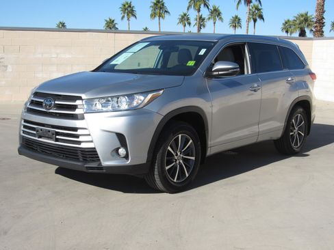 Used 2018 Toyota Highlander AWD V6 image 1